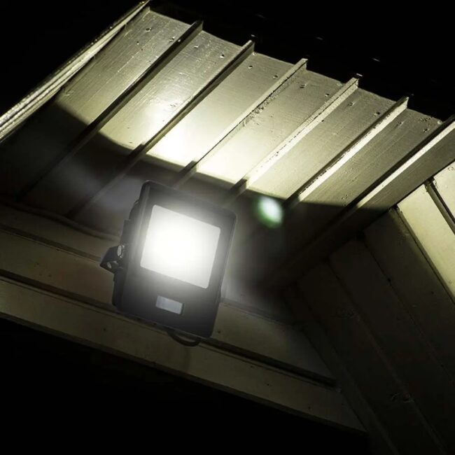 V-TAC 30W LED reflektor sa PIR senzorom SAMSUNG čip 3000K  IP65 Crno kućište  - 5 GODINA GARANCIJE 20262 - Slika 3
